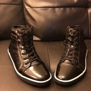 Used 8.5 Men’s black Kenneth Cole tennis shoes.